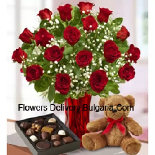 25 Roses rouges avec des fougères dans un vase en verre, un mignon ours en peluche brun et une boîte de chocolats importée
