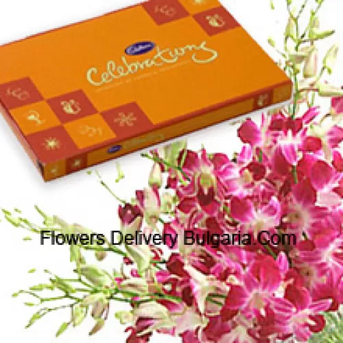 Un beau bouquet d'orchidées roses accompagné d'une belle boîte de chocolats Cadbury