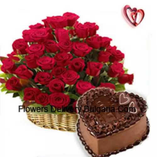 Un bel arrangement de 51 roses rouges accompagné d'un gâteau au chocolat en forme de cœur de 1 kg