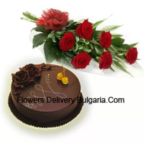 Un magnifique bouquet de 7 roses rouges accompagné d'un gâteau au chocolat d'un demi-kilo (1 lb.)