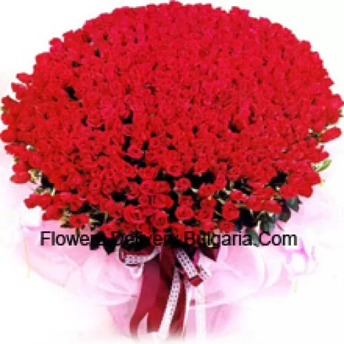 Un grand bouquet de 301 roses rouges avec des remplissages saisonniers