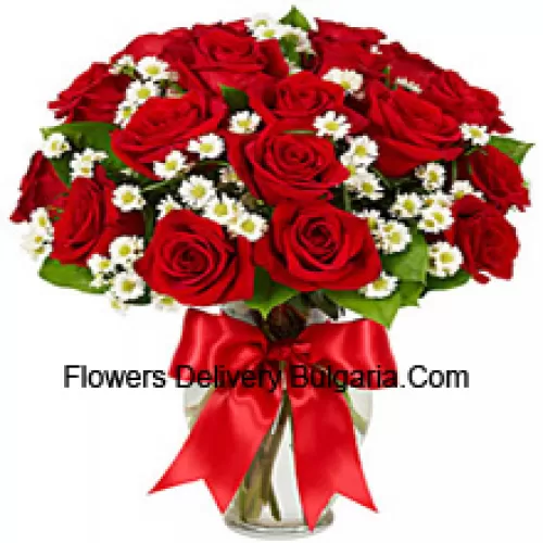 25 Roses rouges avec quelques fougères dans un vase en verre