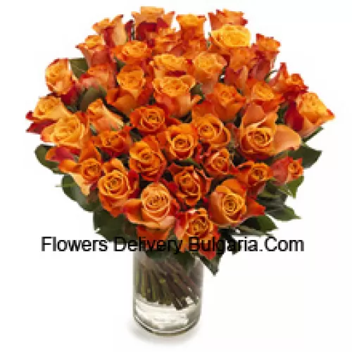 51 Roses Orange avec des Remplisseurs de Saison dans un Vase en Verre