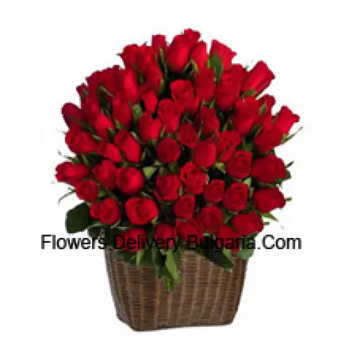 Un grand panier de 75 roses rouges avec des remplissages saisonniers