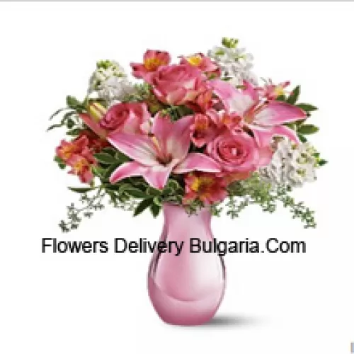 Roses roses, lys roses et diverses fleurs blanches avec des fougères dans un vase en verre