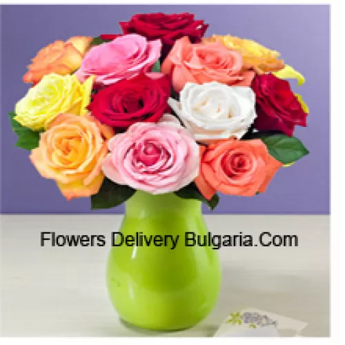 11 roses de différentes couleurs avec quelques fougères dans un vase