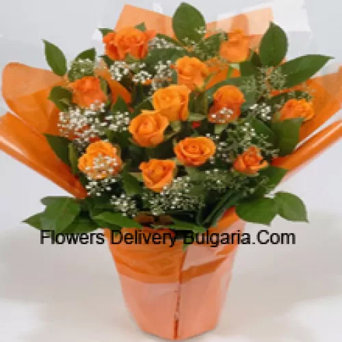Un bel arrangement de 19 roses orange avec des remplissages saisonniers