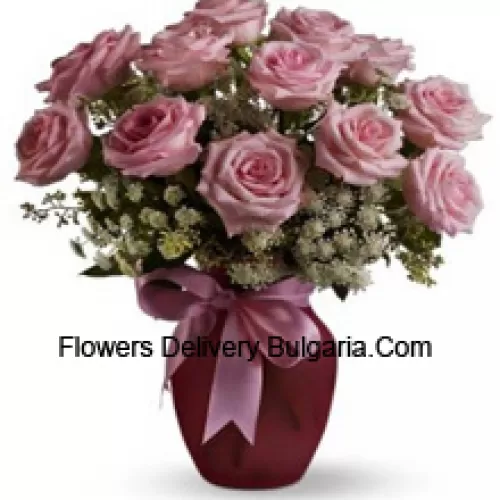 11 Roses Roses avec des charges blanches assorties dans un vase en verre