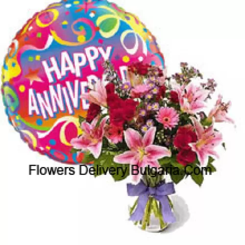 Fleurs assorties dans un vase avec un ballon d'anniversaire
