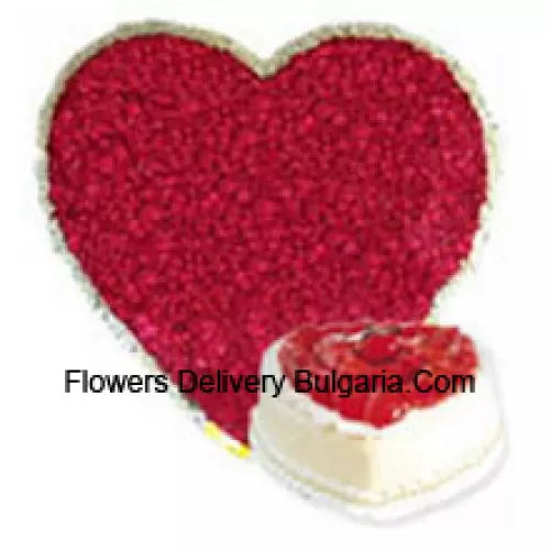 Arrangement en forme de cœur de 201 roses rouges avec un gâteau en forme de cœur à l'ananas