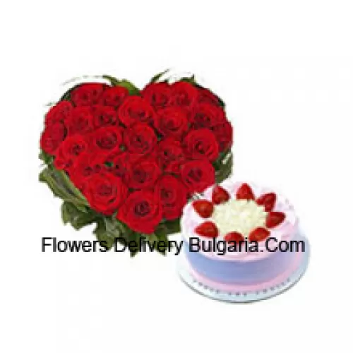 Arrangement en forme de cœur de 41 roses rouges avec un gâteau aux fraises de 1/2 kg