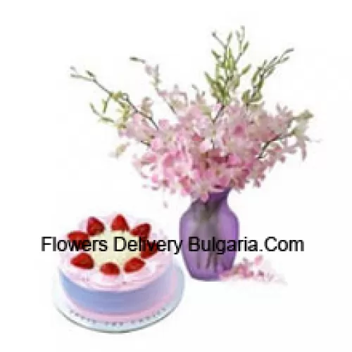 Des orchidées fraîches dans un vase accompagnées d'un gâteau aux fraises de 1/2 kg