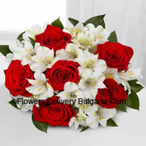 Bouquet de 7 roses rouges et de fleurs blanches de saison