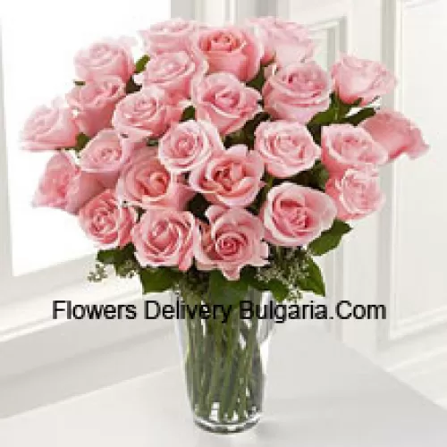 25 Roses Roses Avec Quelques Fougères Dans Un Vase